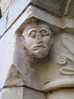 Saint-Genis-les-fontaines, Cloitre, Tete sculptee